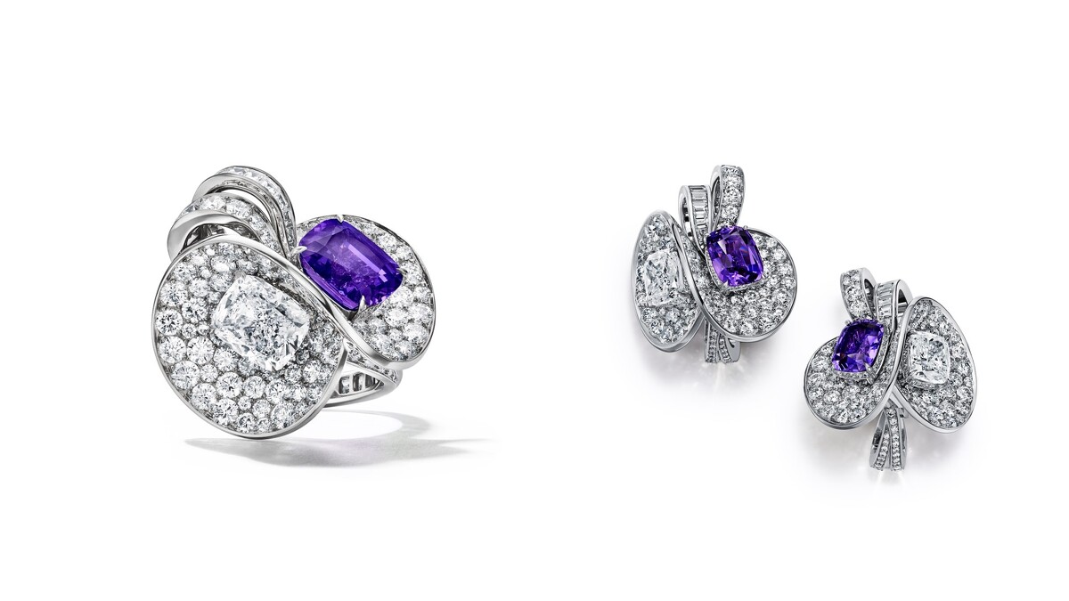 (左) 2024 Blue Book高級珠寶Tiffany C&eacute;leste&mdash;獨角綺夢（Unicorn）系列_鉑金鑲嵌一顆重逾5克拉的未經優化處理紫色藍寶石及一顆逾3克拉的枕形切割鑽石及鑽石戒指。(右) 2024 Blue Book高級珠寶Tiffany C&eacute;leste&mdash;獨角綺夢（Unicorn）系列_鉑金鑲嵌兩顆重逾4克拉的未經優化處理紫色藍寶石及兩顆逾3克拉的枕形切割鑽石及鑽石耳環