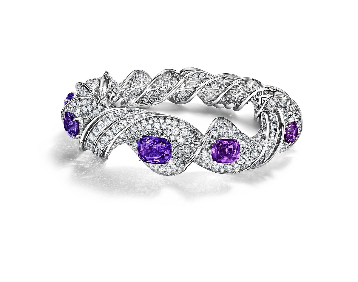 2024 Blue Book高級珠寶Tiffany C&eacute;leste&mdash;獨角綺夢（Unicorn）系列_鉑金與18K 白金鑲嵌未經優化處理的粉紅藍寶石、一顆紫色藍寶石和鑽石手環