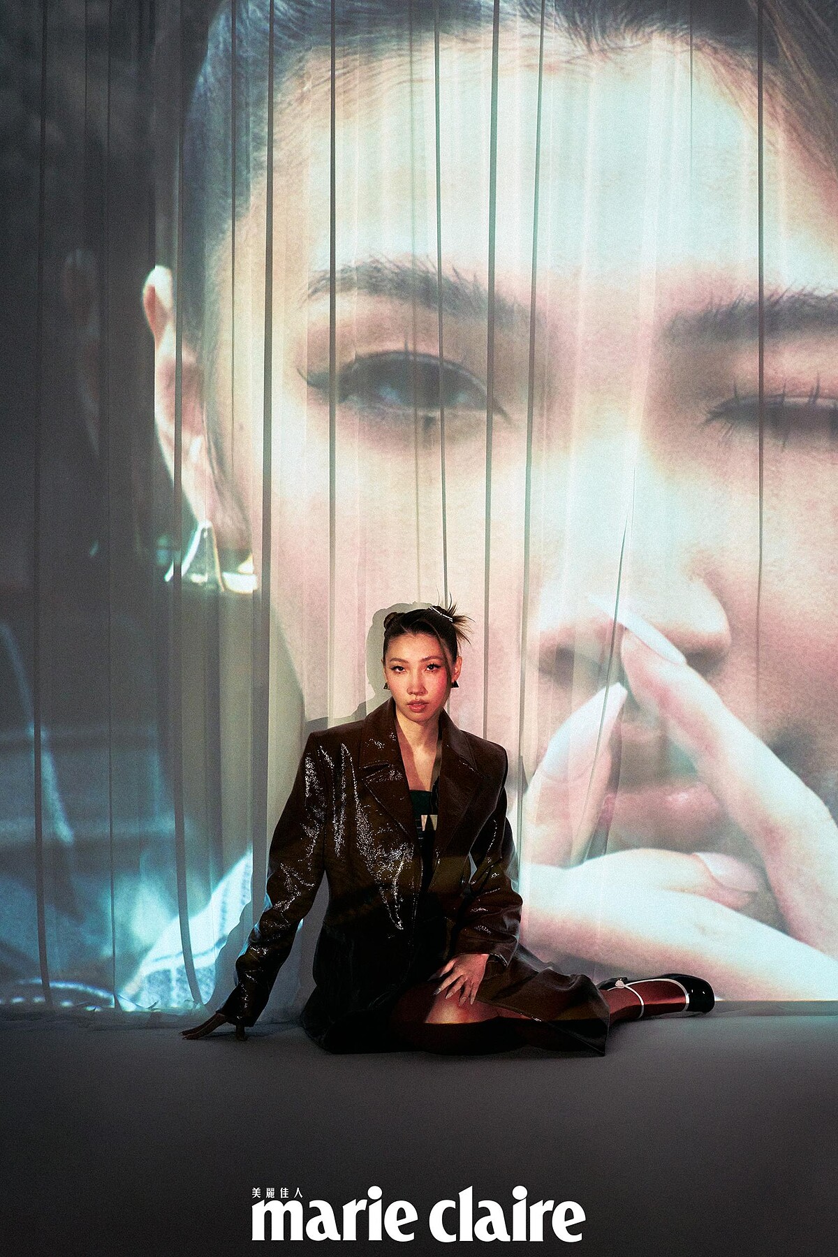 格紋羊毛連衣裙，金色飾面金字塔形圈式耳環，Both by Celine by Hedi Slimane；咖啡色長版皮夾克、撞色皮革皮鞋，Both by Miu Miu。