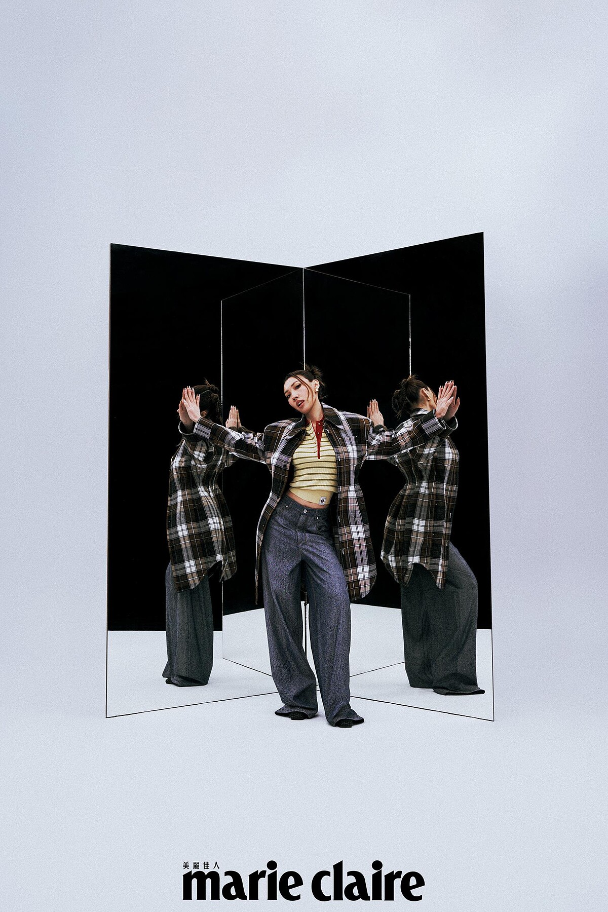 格紋造型外套、單寧刷紋羊毛長褲、皮革休閒鞋，all by Bottege Veneta；羊毛短袖Polo針衣，Bally。