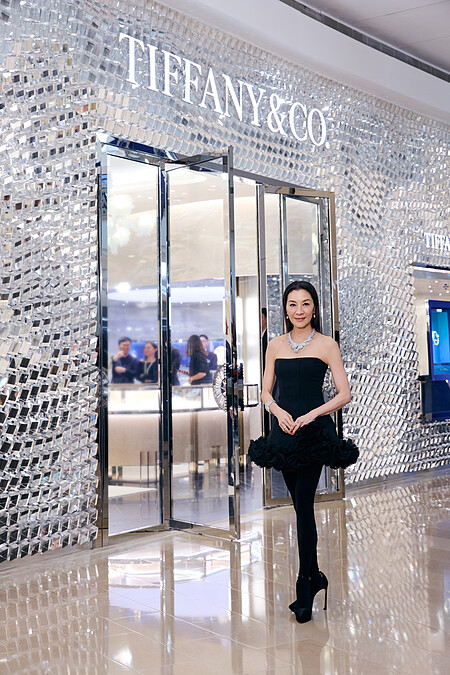 奧斯卡影后暨品牌好友楊紫瓊配戴Blue Book：Tiffany Céleste&mdash;The Shooting Star系列預覽Tiffany & Co. 蒂芙尼台北101旗艦店