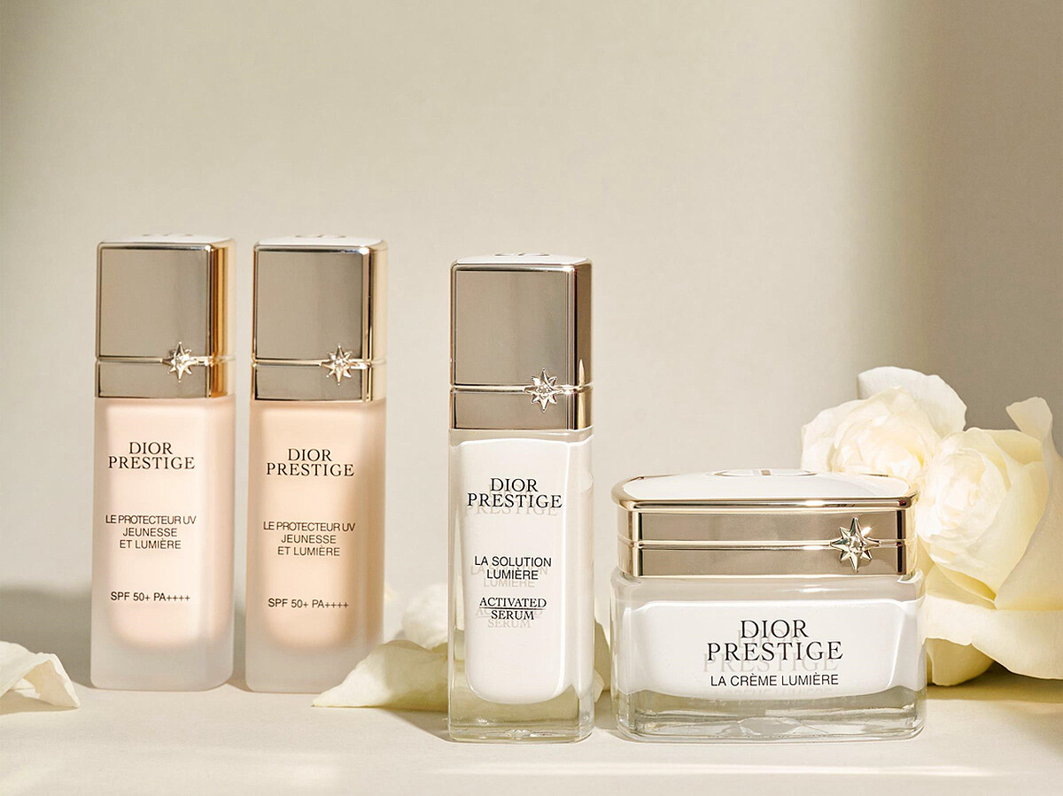 (由左至右)迪奧精萃再生光燦淨白隔離霜、迪奧精萃再生光燦全效BB霜、迪奧精萃再生光燦淨白精華、迪奧精萃再生光燦淨白乳霜。