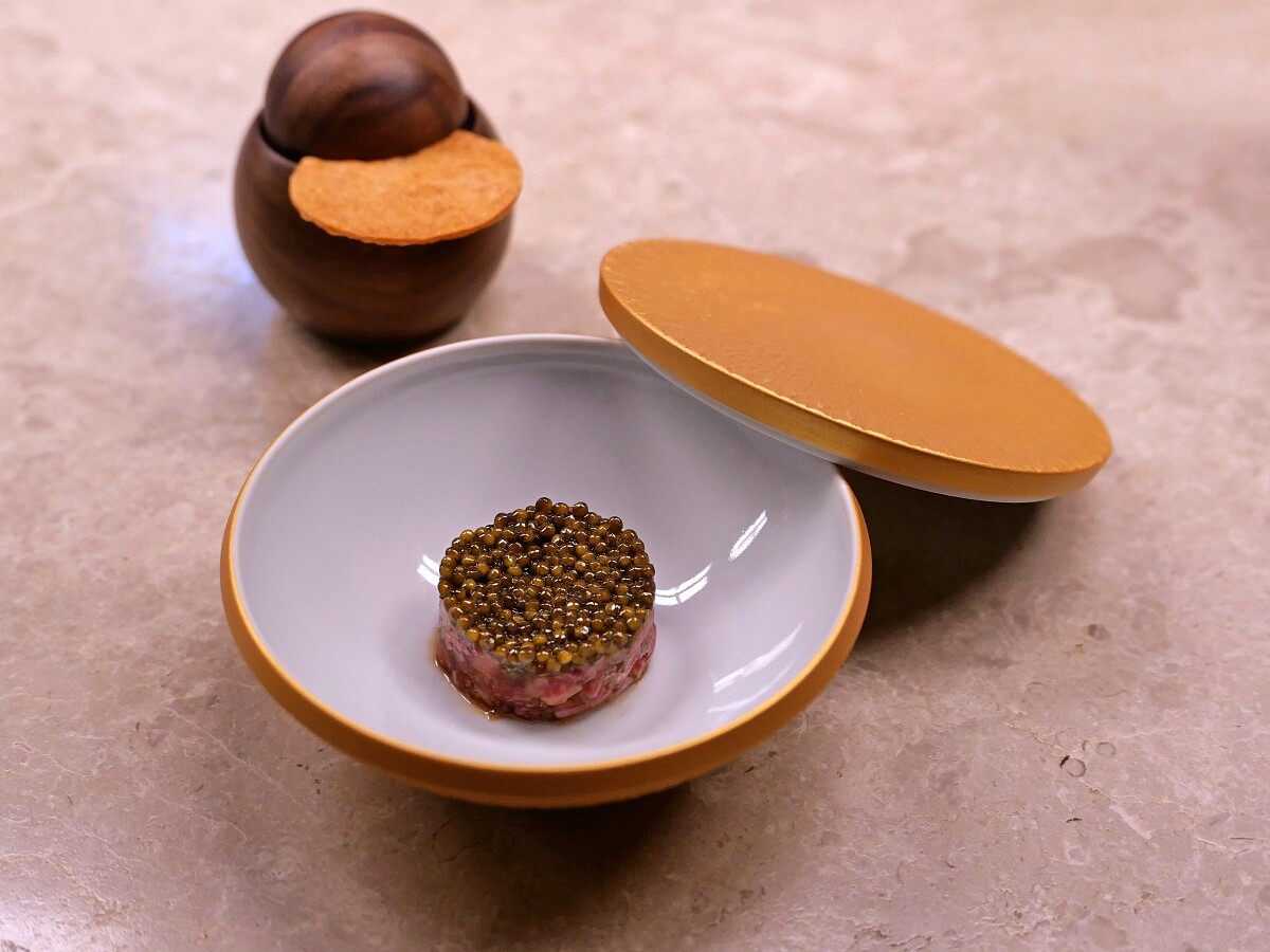 團隊特別選擇能夠與料理呼應的器皿，甚至在器皿上桌後的溫度上也細心調整。