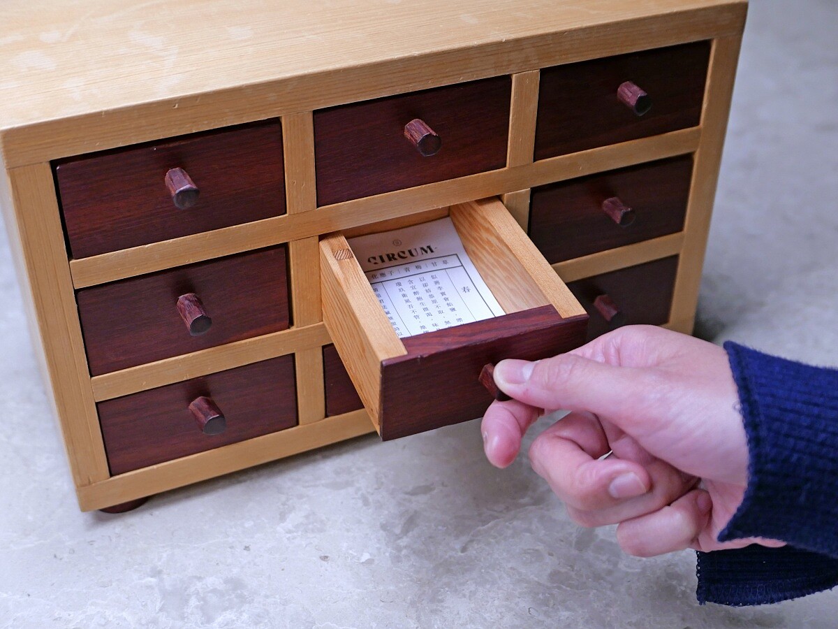 享用甜點前，要先抽取籤詩。