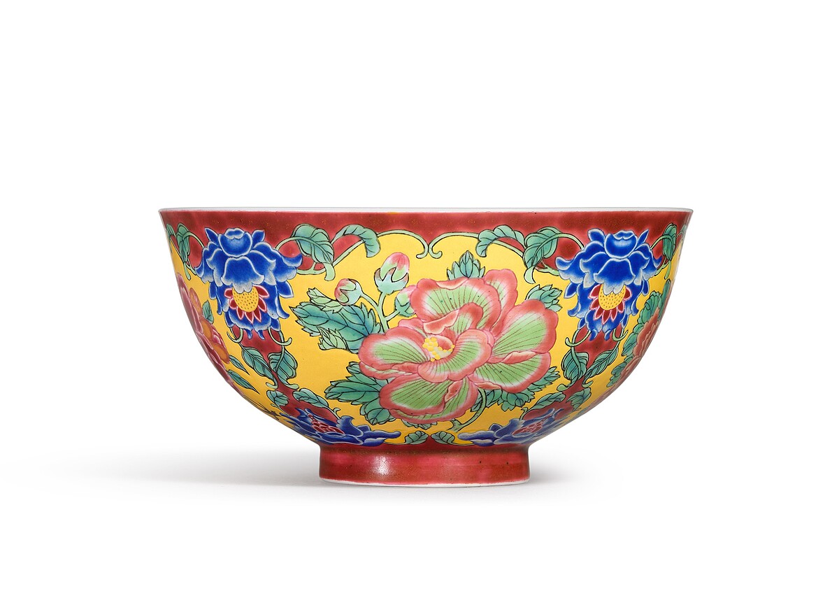 清康熙 琺瑯彩胭脂紫地開光花卉紋盌｜《康熙御製》藍料款｜估價：40,000,000 - 60,000,000 港元