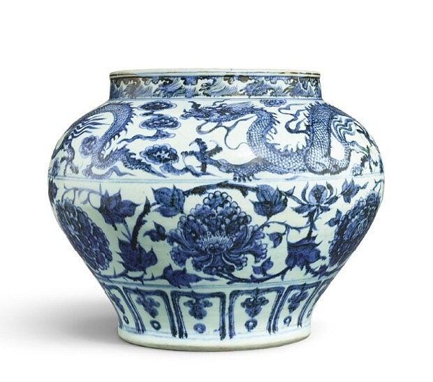 元 青花纏枝牡丹雲龍紋罐｜直徑 34.9 公分；高 27 公分｜估價：4,000,000 - 8,000,000 港元