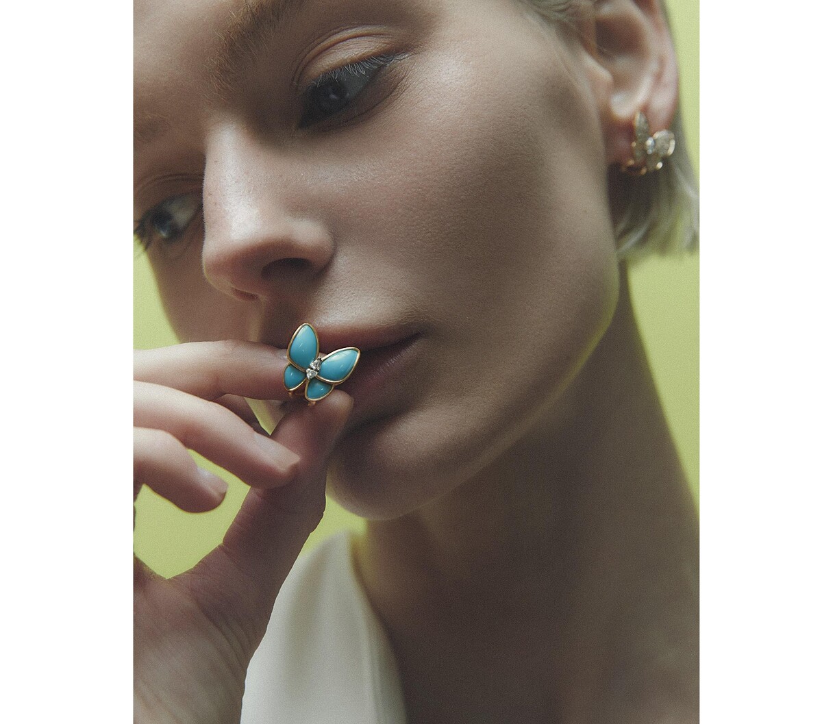 Two Butterfly 系列18K 黃金鑲嵌綠松石與鑽石耳環，Van Cleef & Arpels。白色造型連身洋裝，Ferragamo。