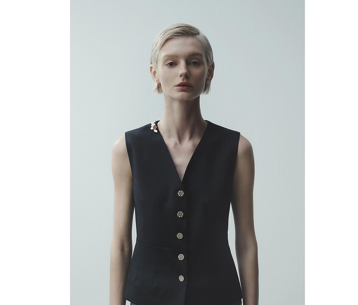 Lucky Spring 系列18K 玫瑰金鑲嵌珍珠母貝耳環， 18K 玫瑰金鑲嵌珍珠母貝、 紅玉髓及縞瑪瑙胸針， both by Van Cleef & Arpels。 羊毛針織背心夾克，Maje。