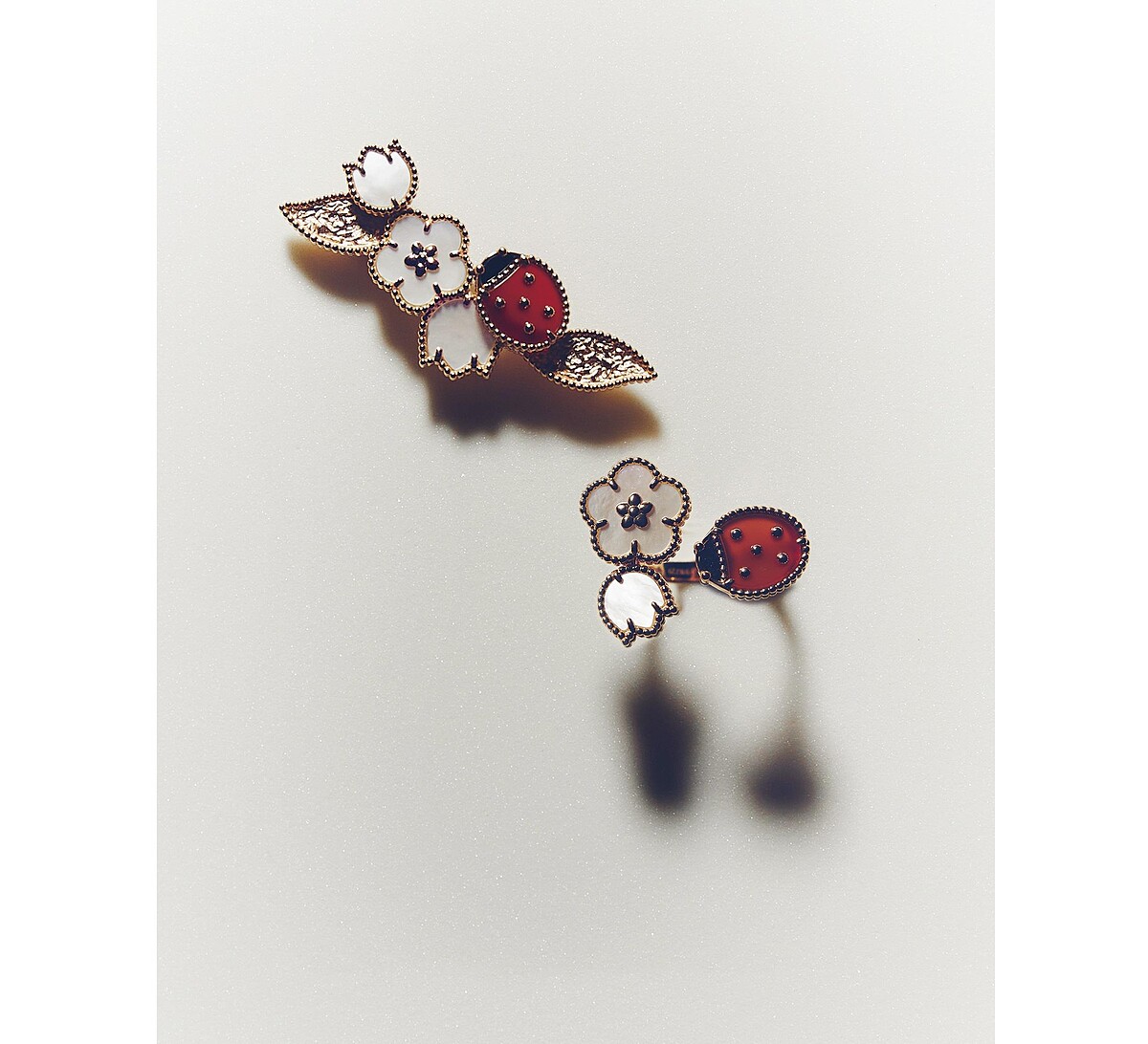 Lucky Spring 系列18K 玫瑰金鑲嵌珍珠母貝、紅玉髓及縞瑪瑙胸針與指間戒，both by Van Cleef & Arpels。