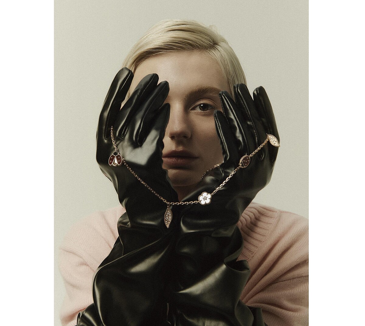 Lucky Spring 系列18K 玫瑰金鑲嵌珍珠母貝、 紅玉髓及縞瑪瑙長項鍊（15枚墜飾）， Van Cleef & Arpels。 粉色羊毛和羊絨高領毛衣，Maje。 