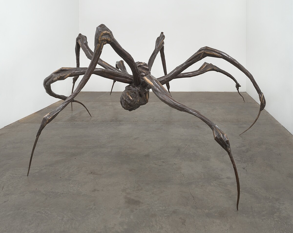 路易絲.布爾喬亞《蹲伏的蜘蛛》(Crouching Spider),2003,銅、棕色拋光銅綠、不鏽鋼,270.5 x 835.7 x 627.4 公分 Photo: Ron Amstutz, © The Easton Foundation/Licensed VAGA at Artists Rights Society (ARS), NY
