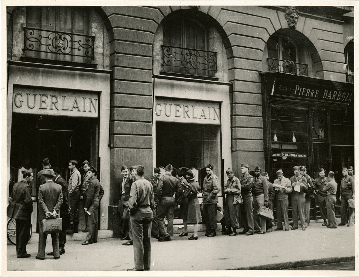 1945年第二次世界大戰歐陸戰場結束後，法國解放，美國大兵們在巴黎的嬌蘭精品店前排起長長的隊伍，希望能將代表「法國風情」的SHALIMAR帶回美國，成為他們的巴黎紀念品。