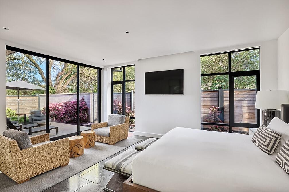 套房設有浴缸、戶外淋浴與私人露台。