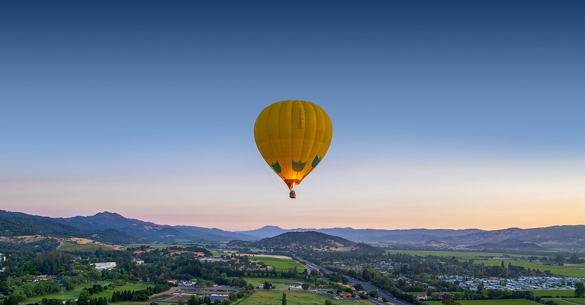 搭乘熱氣球俯瞰納帕谷相當受到歡迎。