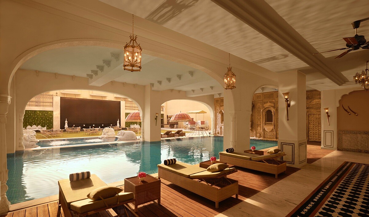 飯店附設的半露天泳池。