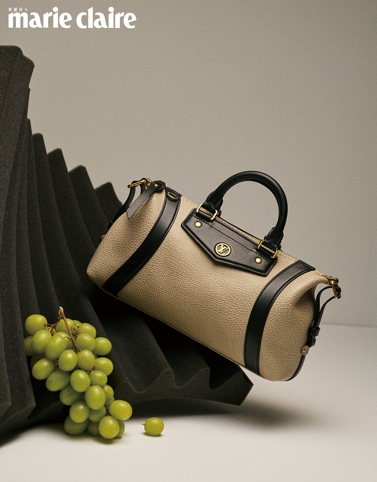 灰色 LV Biker PM，Louis Vuitton。