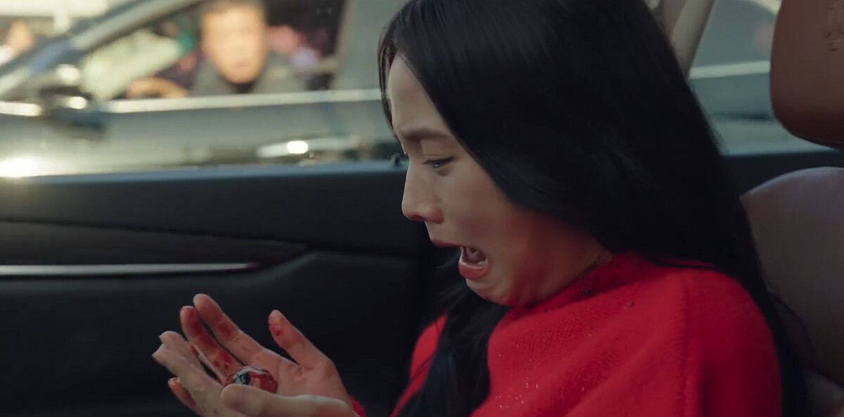 第一集喪屍衝撞車子,眼球掉出來嚇壞Jisoo