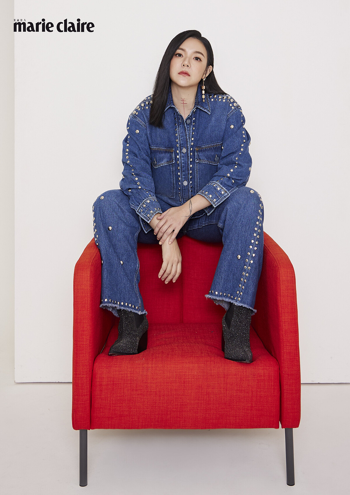 鉚釘丹寧襯衫、鉚釘丹寧長褲、尖頭短靴all by Allsaints。