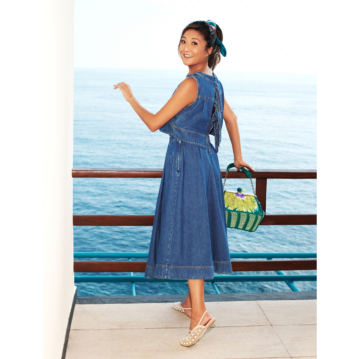  蝴蝶結綴飾牛仔背心 $10,500、復古打摺牛仔圓裙 $15,400、野餐籃造型點心包 $ 價格未定