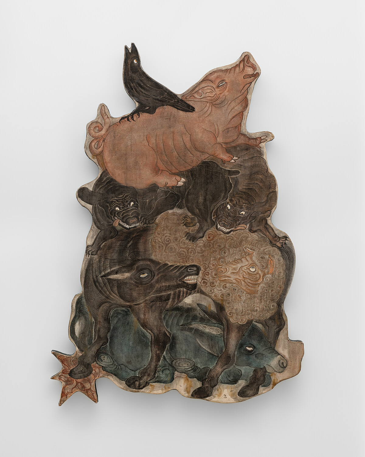 洪永欣 動物農莊, 2024 板上胚布、天然土 99 x 70 cm