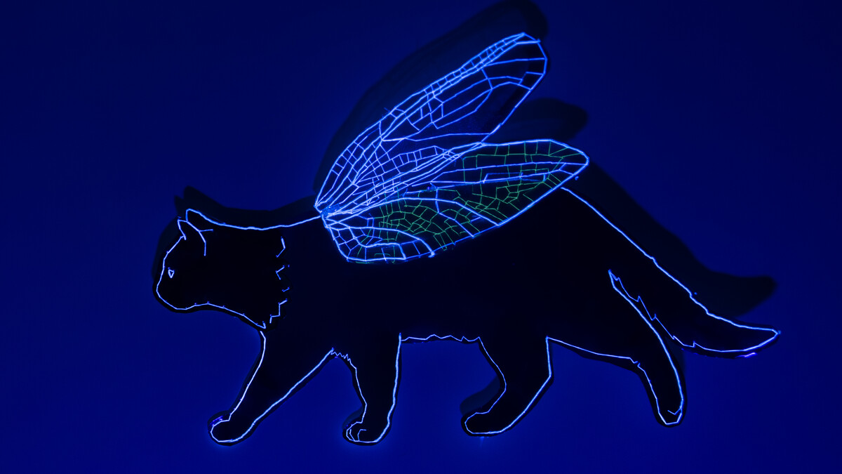 《金面貓咪》 Cat with a Golden Face, 2025 手工刺繡、鋁材、黃銅、玻璃珠｜安卓藝術提供