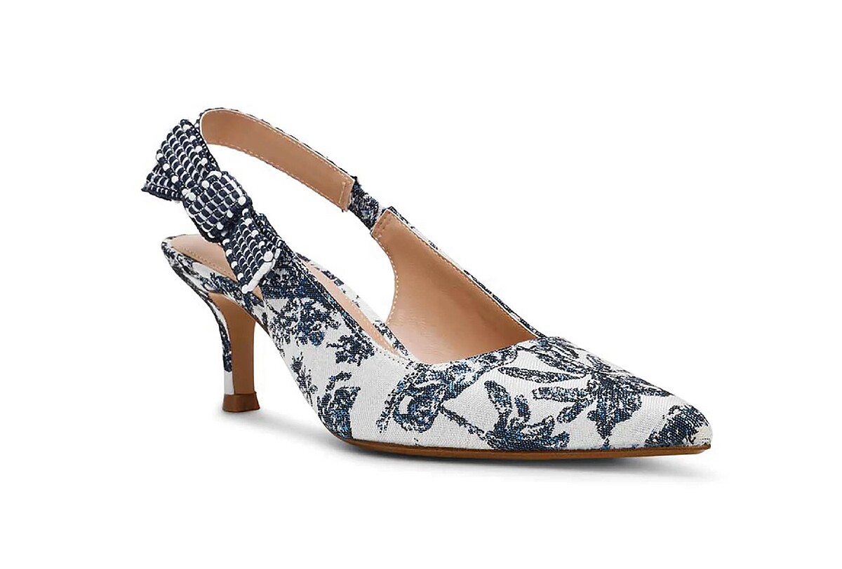 台中大遠百STEVE MADDEN帶來極具設計感的ENSEMBLE青花瓷蝴蝶結涼跟鞋，限量15雙，獨家價2,680元。