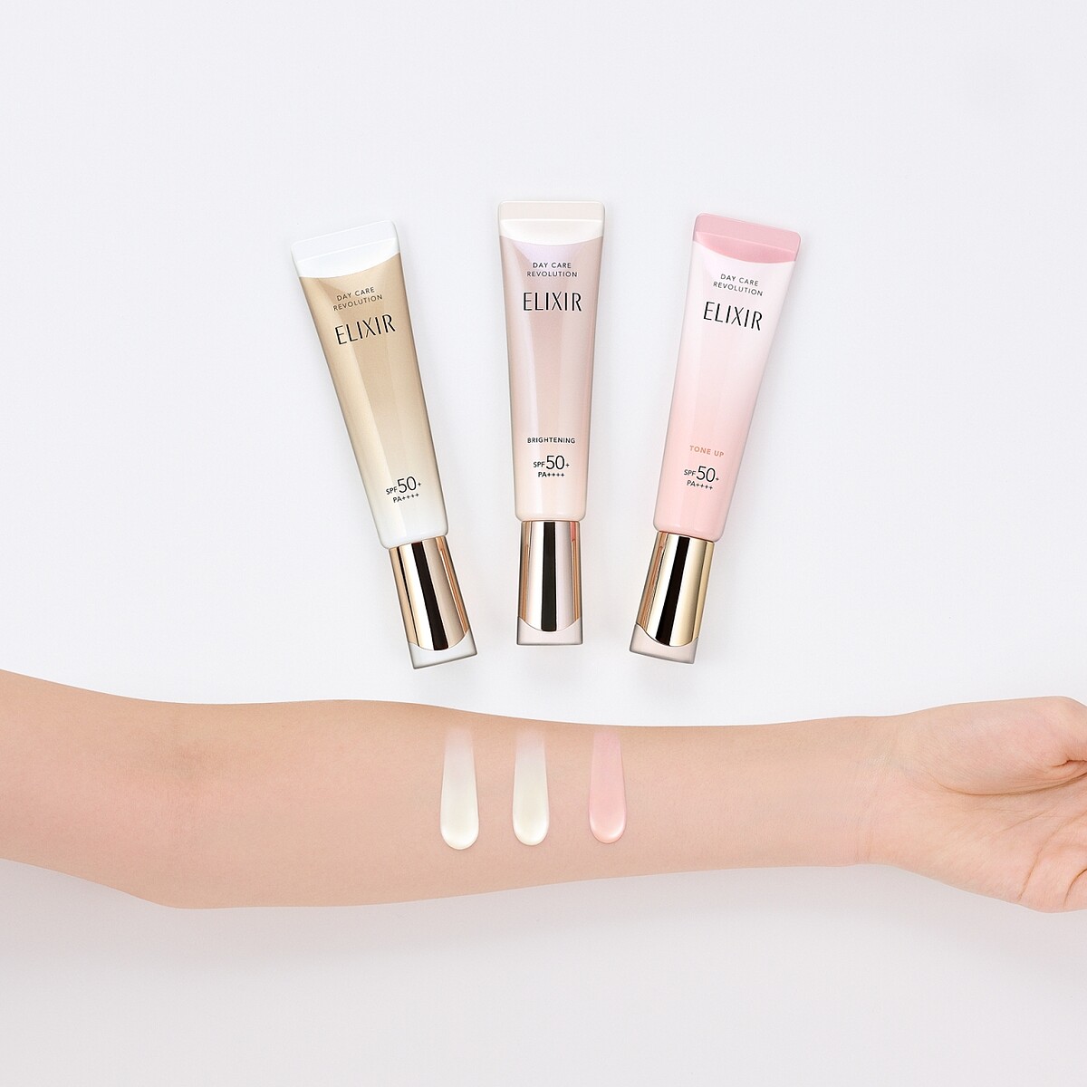 ELIXIR怡麗絲爾膠原彈潤多效美肌乳、膠原淨白多效美肌乳、膠原亮妍多效美肌乳質地。