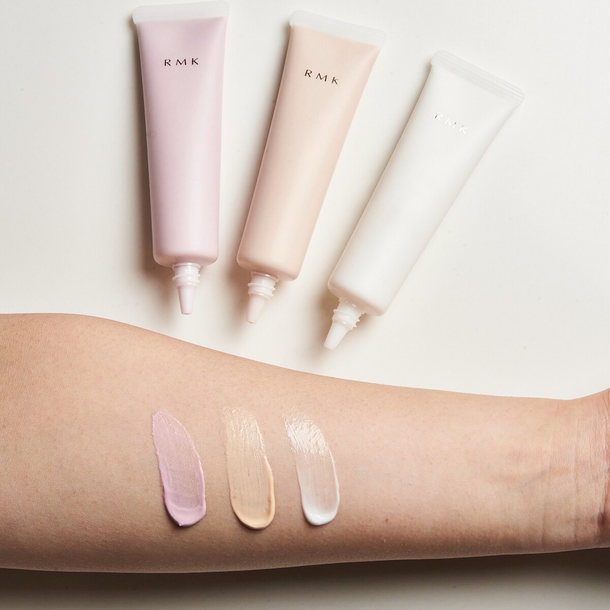 RMK毛孔修飾隔離霜手部試色。