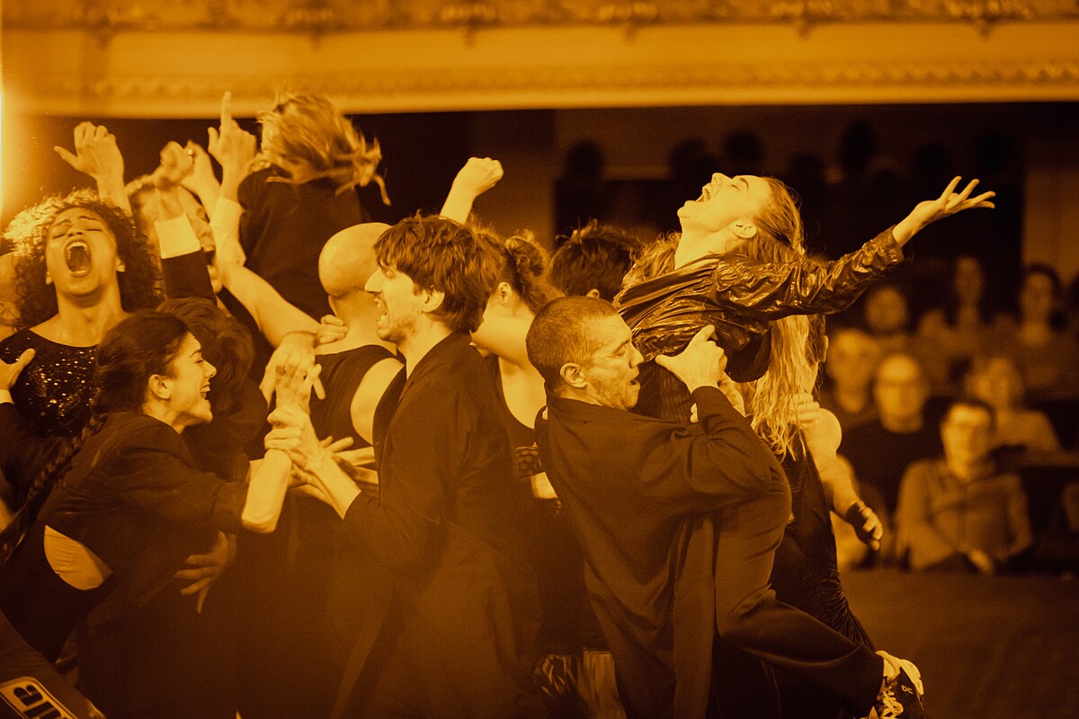 《自由大教堂》是一場震撼心靈的舞蹈盛宴,26位舞者以身體訴說著人類最深層的渴望與掙扎。(©simon-gosselin,臺北表演藝術中心提供)