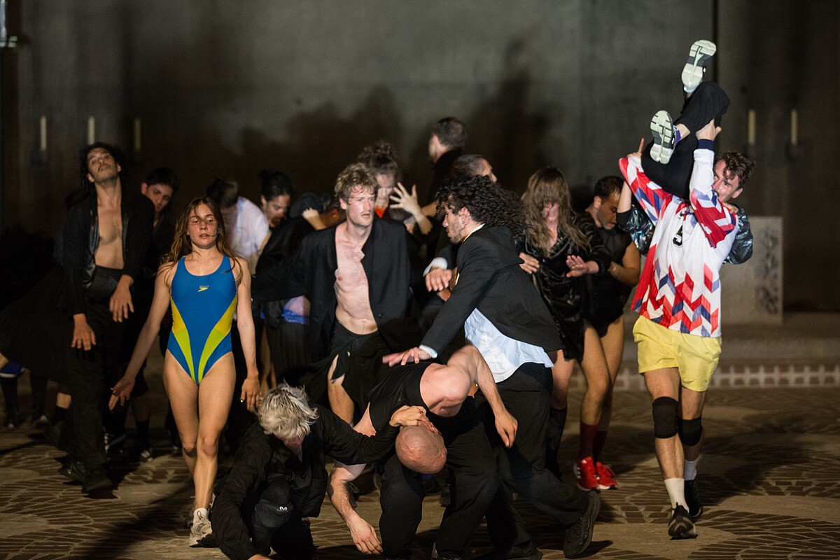 《自由大教堂》26位舞者在夏瑪茲打造的神聖空間裡,用身體書寫著一幅幅關於生命、自由和信仰的詩篇。(©Evangelos Rodoulis,臺北表演藝術中心提供)