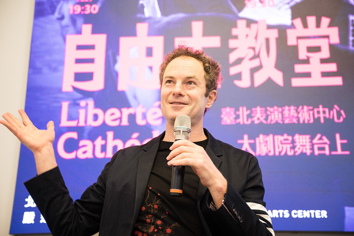 波赫士．夏瑪茲暢談《自由大教堂》的創作理念。（臺北表演藝術中心提供）