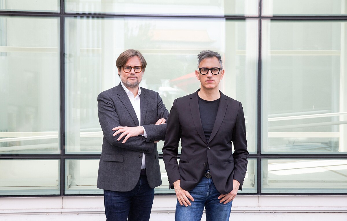 2025 台北雙年展策展人山姆.巴塔維爾(右)和 提爾.法爾拉特(左)。圖片由臺北市立美術館 提供。