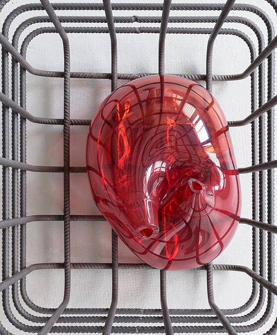 莫娜・哈透姆,《小室》(局部),2012- 2013,低碳鋼、手工吹製玻璃,共八件,170 公分,寬度與深度不定。圖像由藝術家提供。 攝影:Florian Kleinefenn 藝術家版權所有 巴黎 Chantal Crousel 藝廊提供