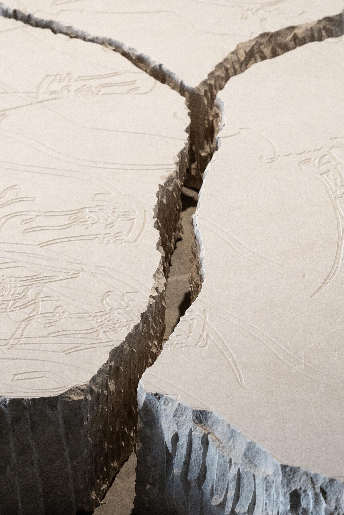 莫尼亞・班・哈穆達,《Ya'aburnee (يقبرني) - ( 未譯碎片 I)》,2025,塔拉大理石,106 &times; 85 &times; 15 公分。圖像由藝術家提供。