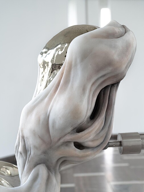 伊凡娜・巴希奇，《氣動激情》，2020-2024，客製鑄造與熱彎玻璃、不鏽鋼、粉紅雪花石膏、吹製玻璃、氣息、氣動鎚、壓力、客製賽車排氣歧管、客製電路、麥克風、混音器、揚聲器、空氣壓縮機、蠟、白色雪花石膏、青銅、油畫顏料。圖像由藝術家提供。