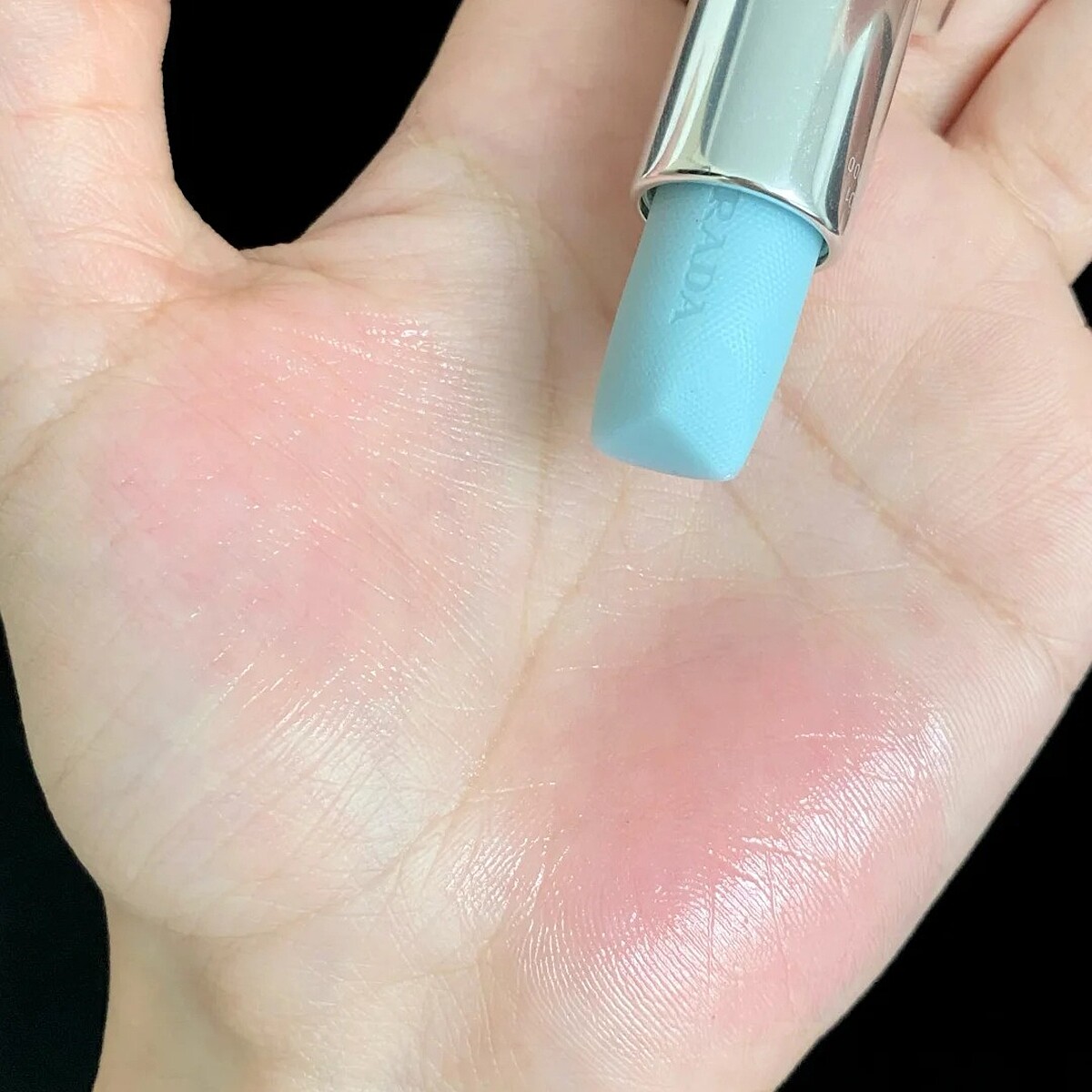 PRADA Beauty經典潤唇膏#U001莫測藍手部試色(Photo/小紅書@深白色)。