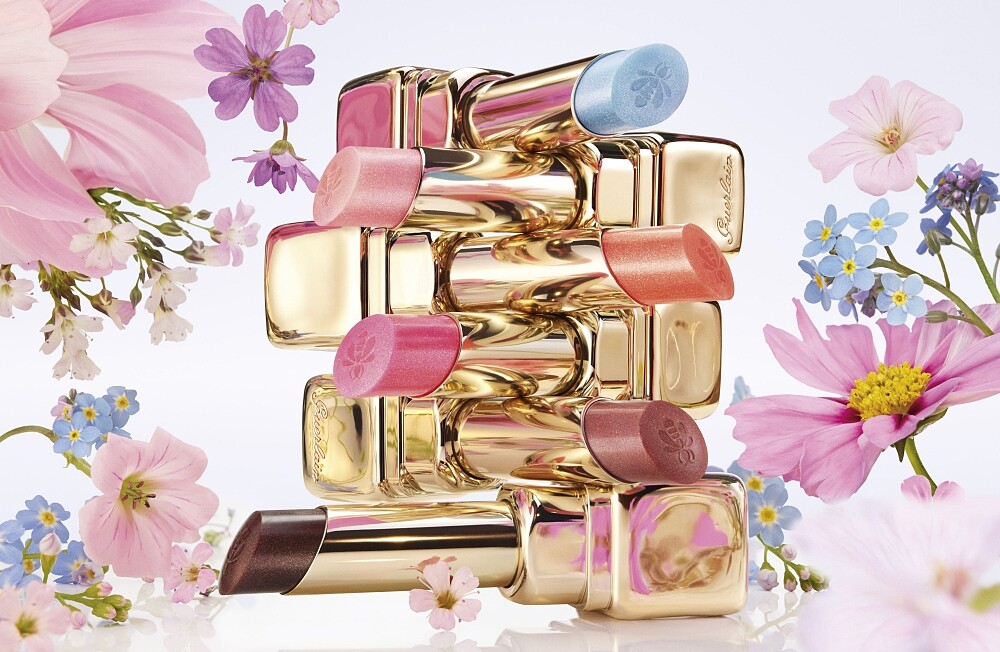 嬌蘭KISSKISS法式之吻波光蜜糖護唇膏情境圖。