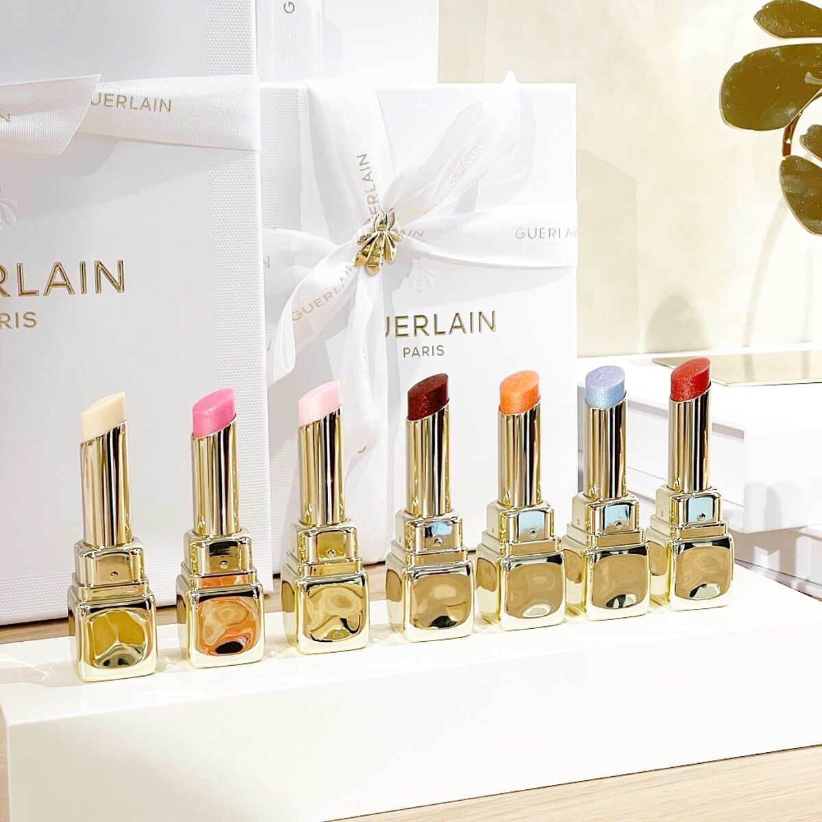 嬌蘭KISSKISS法式之吻波光蜜糖護唇膏(共6色)，NT1,450