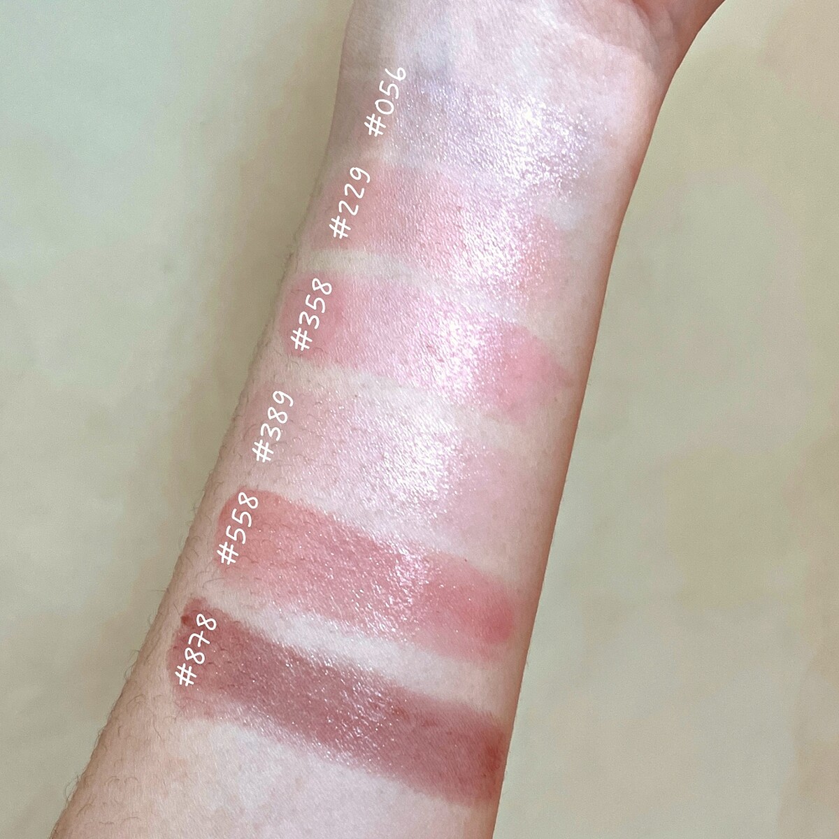 嬌蘭KISSKISS法式之吻波光蜜糖護唇膏手部試色。