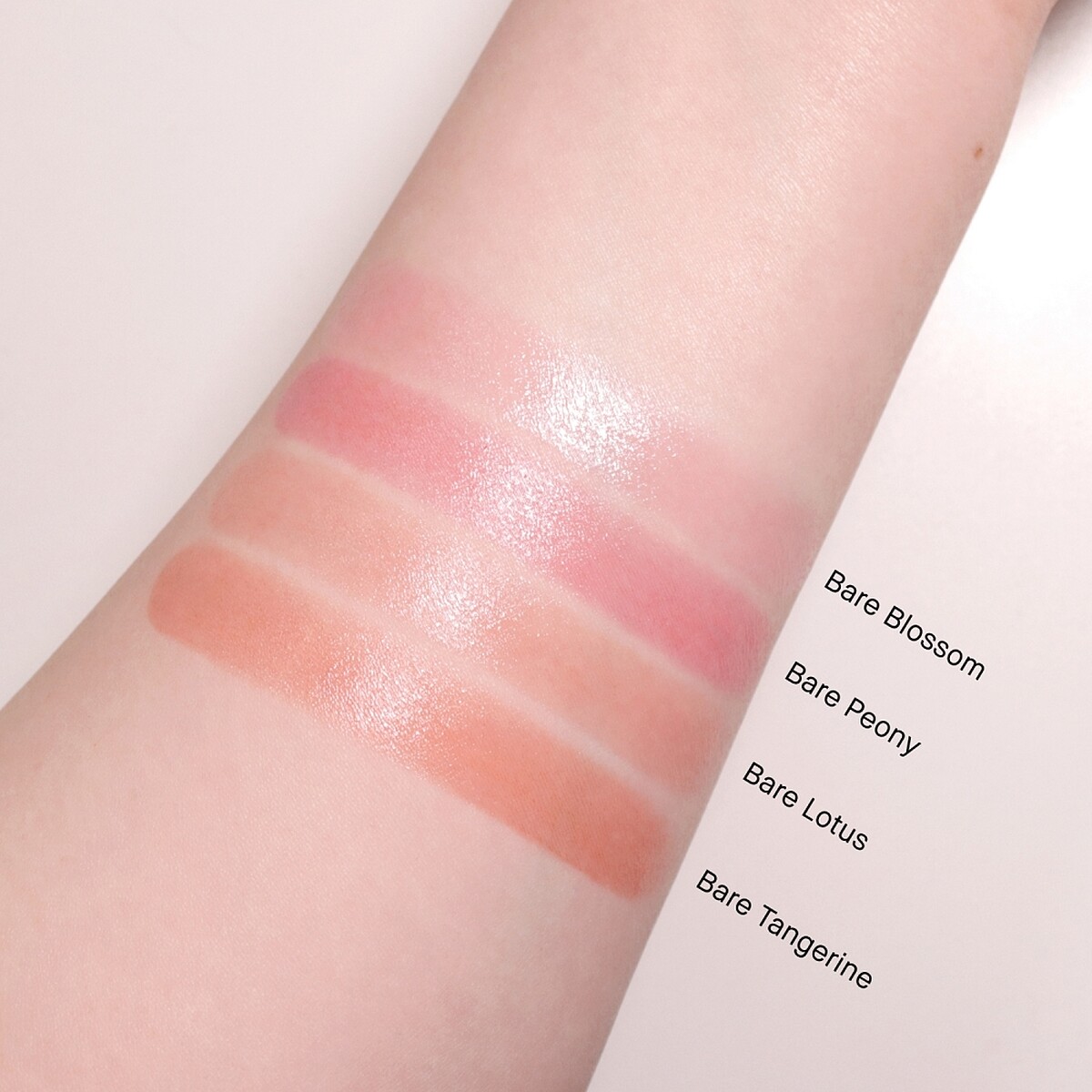 Bobbi Brown晶鑽極嫩潤色護唇膏2025全新限量4色手部試色。4色皆為NT1,300。