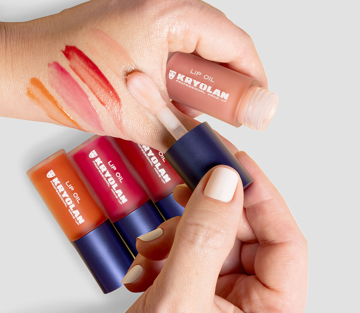 歌劇魅影水漾晶潤唇油手部試色，以左至右為#澄橘陽光色、#霓虹派對色、#紅寶石之吻、#戀戀粉紅色。