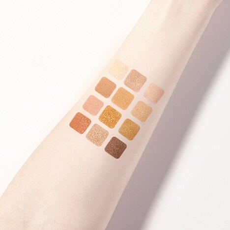 1028收藏家限量眼彩盤(#巴洛克金)手部試色。