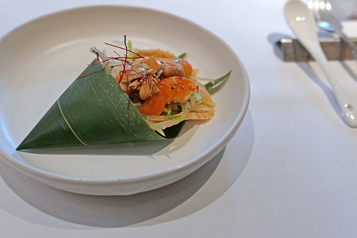 「青木瓜沙拉拌海鮮與蝦餅」。