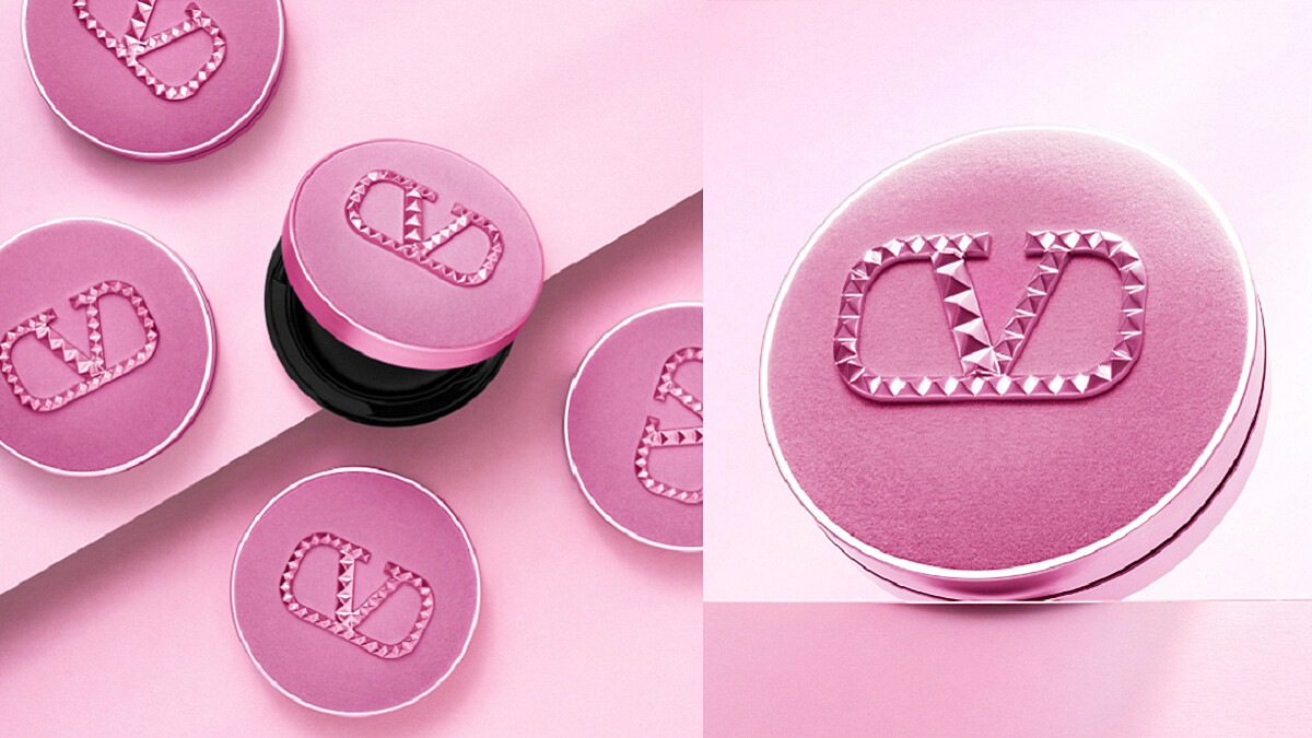 掉進VALENTINO的粉色兔子洞！全新「夢境粉」高訂光感氣墊，仙氣粉紫蜜桃絨X粉嫩金屬V LOGO，補妝＝變身高訂愛麗絲！