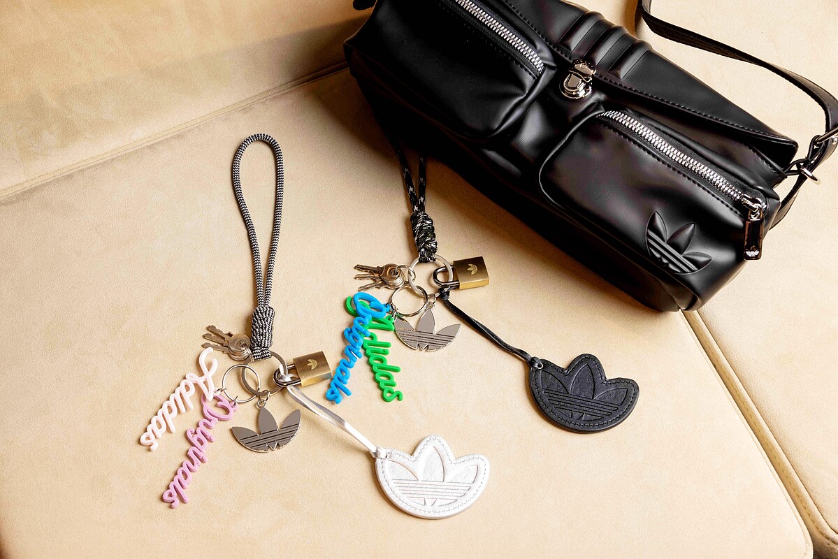 「三葉草時尚掛飾」滿額贈送活動 3月26日起於 adidas 全台指定店點推出，為你的復古鞋穿搭加分。