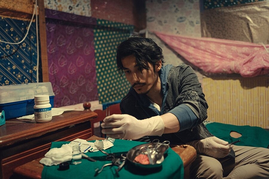 越南影帝「連炳發」在戲中用三中語言演戲。