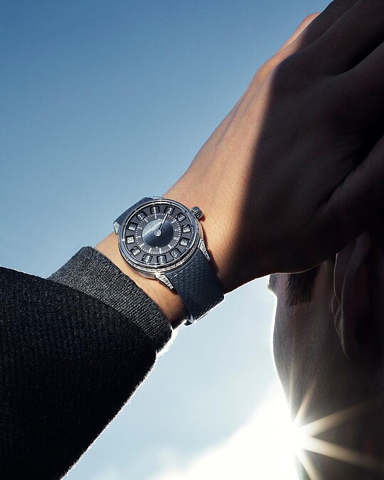 Tambour Taiko Spin Time，Cal. LFT ST13.01，自動上鏈，18K白金緞面磨砂錶殼鑲鑽（39.5mm），動力儲存45小時，防水100米，NTD 5,250,000。