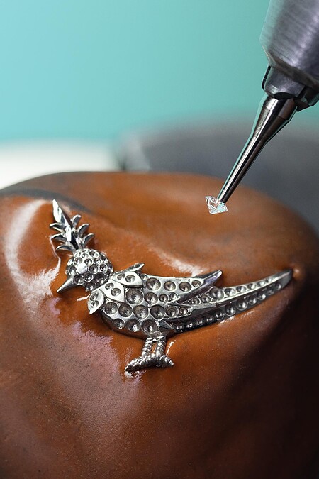 蒂芙尼以Jean Schlumberger by Tiffany高級珠寶系列Bird on a Rock與Twenty Four Stone腕錶彰顯品牌最著名的兩個符碼之一：石上鳥與黃金X織紋。