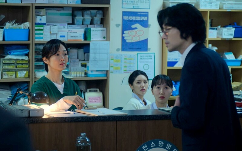 《苦盡柑來遇見你》李鳳輦和金宣虎同框 夢回《海岸村恰恰恰》©Netflix