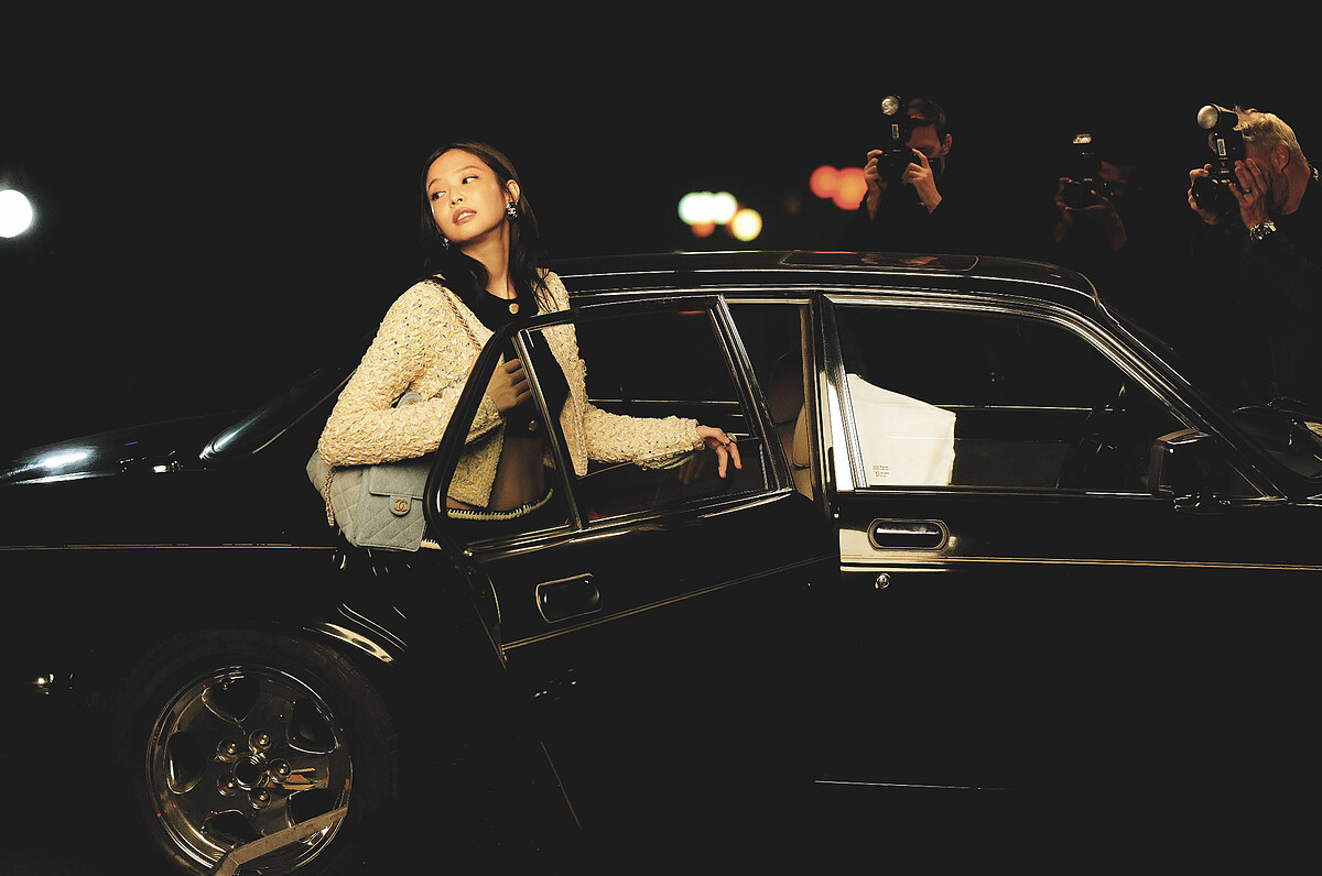 香奈兒 2025 春夏最矚目的推薦包款由Jennie時髦演繹。